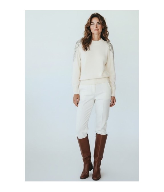 Pull femme élégant en maille crème avec épaules ornées de cristaux