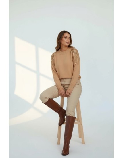 Pull femme élégant en maille camel avec épaules ornées de cristaux – Style chic et moderne