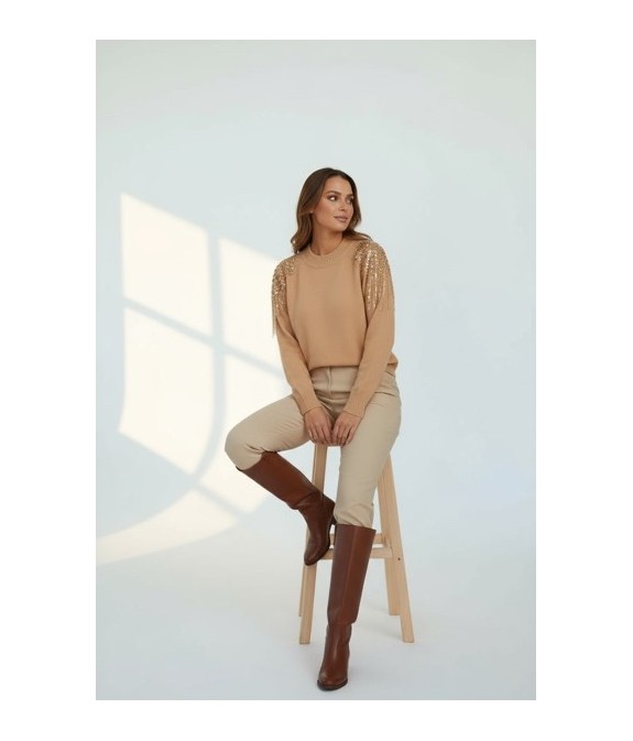 Pull femme élégant en maille camel avec épaules ornées de cristaux – Style chic et moderne