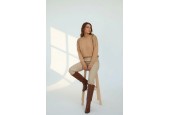 Pull femme élégant en maille camel avec épaules ornées de cristaux – Style chic et moderne