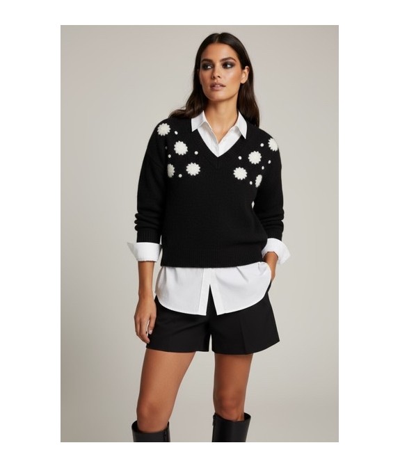 Pull noir en maille avec motifs floraux en relief – Élégance moderne et féminine