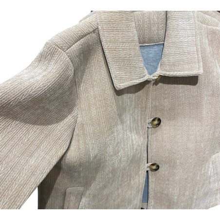Veste femme beige texturée – Coupe droite élégante, col classique & boutons effet écaille