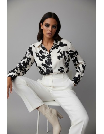 Chemisier femme noir et blanc à effet satiné, imprimé floral chic. Tissu fluide et élégant, parfait pour un look sophistiqué