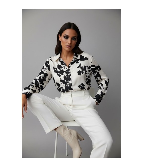 Chemisier femme noir et blanc à effet satiné, imprimé floral chic. Tissu fluide et élégant, parfait pour un look sophistiqué