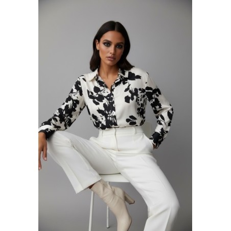 Chemisier femme noir et blanc à effet satiné, imprimé floral chic. Tissu fluide et élégant, parfait pour un look sophistiqué