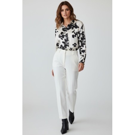 Chemisier femme noir et blanc à effet satiné, imprimé floral chic. Tissu fluide et élégant, parfait pour un look sophistiqué