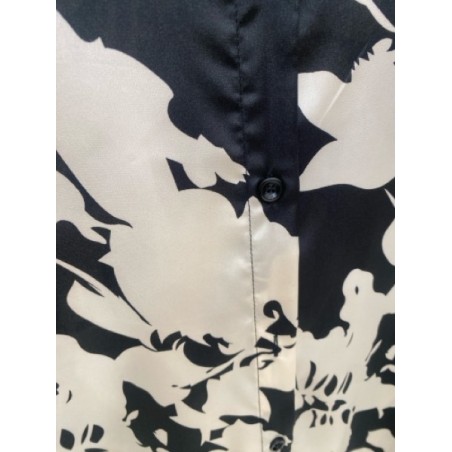 Chemisier femme noir et blanc à effet satiné, imprimé floral chic. Tissu fluide et élégant, parfait pour un look sophistiqué