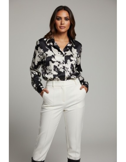 Chemisier femme noir et blanc à effet satiné, imprimé floral chic. Tissu fluide et élégant, parfait pour un look sophistiqué