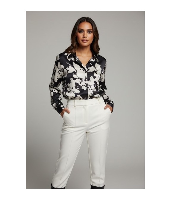 Chemisier femme noir et blanc à effet satiné, imprimé floral chic. Tissu fluide et élégant, parfait pour un look sophistiqué