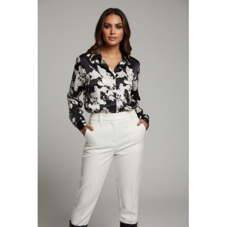 Chemisier femme noir et blanc à effet satiné, imprimé floral chic. Tissu fluide et élégant, parfait pour un look sophistiqué