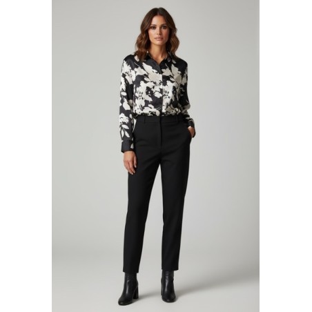 Chemisier femme noir et blanc à effet satiné, imprimé floral chic. Tissu fluide et élégant, parfait pour un look sophistiqué