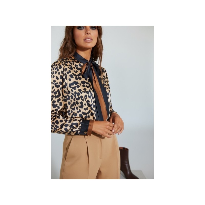 Chemisier féminin à imprimé léopard Chemisier féminin à imprimé léopard